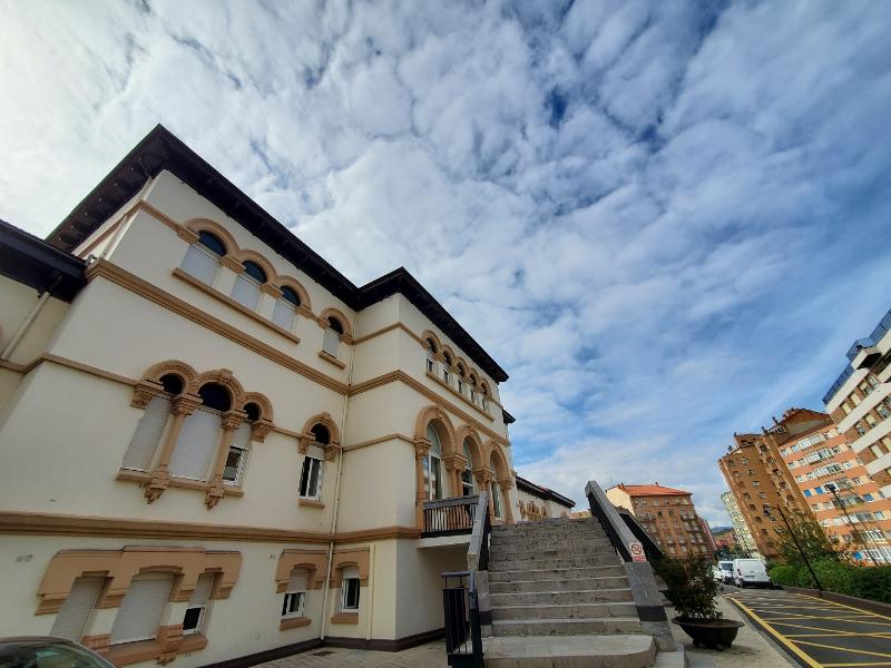 El coro del Julián Orbón comparte su música navideña con la Fundación Hospital de Avilés